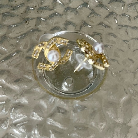 🎉Limited Offer: New Luxe pearl earrings—classic with modern sparkle. - Picture 3 of 4